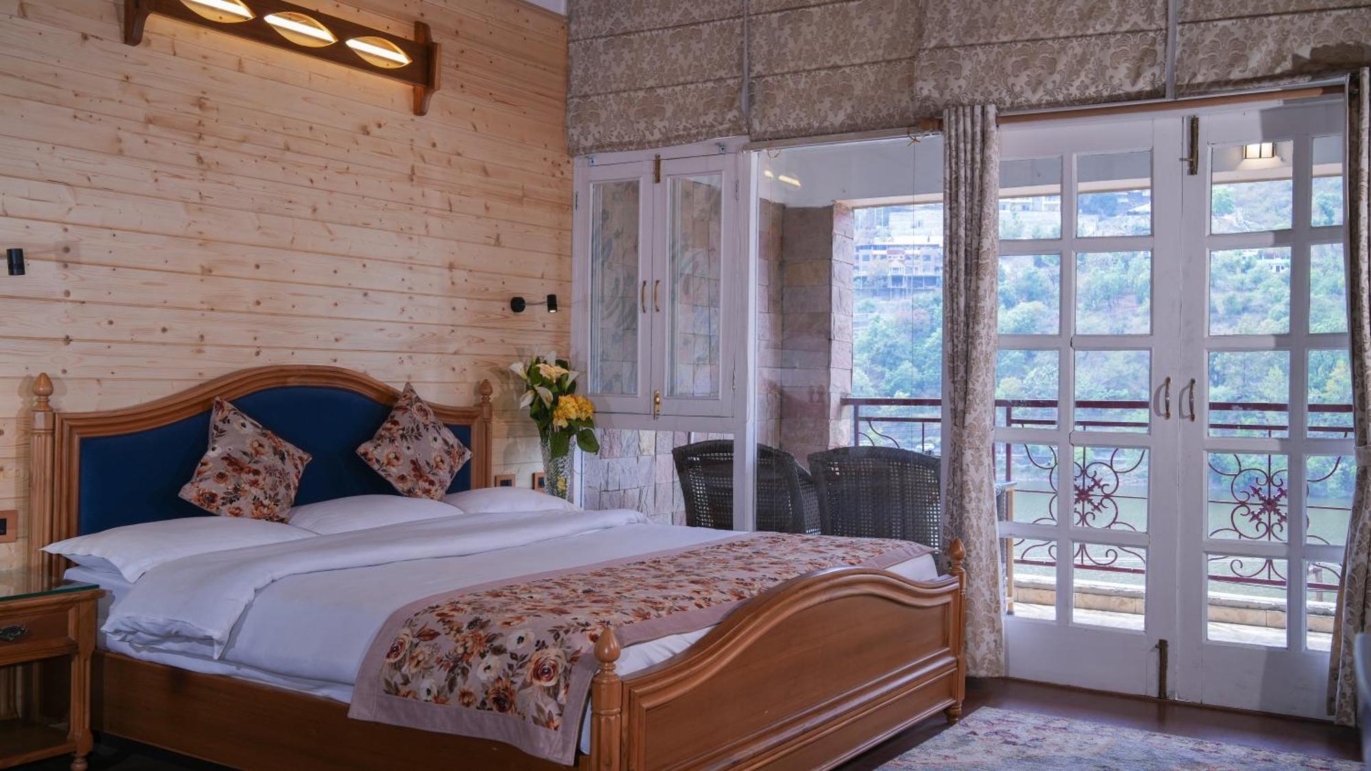 Neelesh Inn- A Luxury Lake View Hotel- 20 Kms From Nainital Bhīm Tāl Extérieur photo
