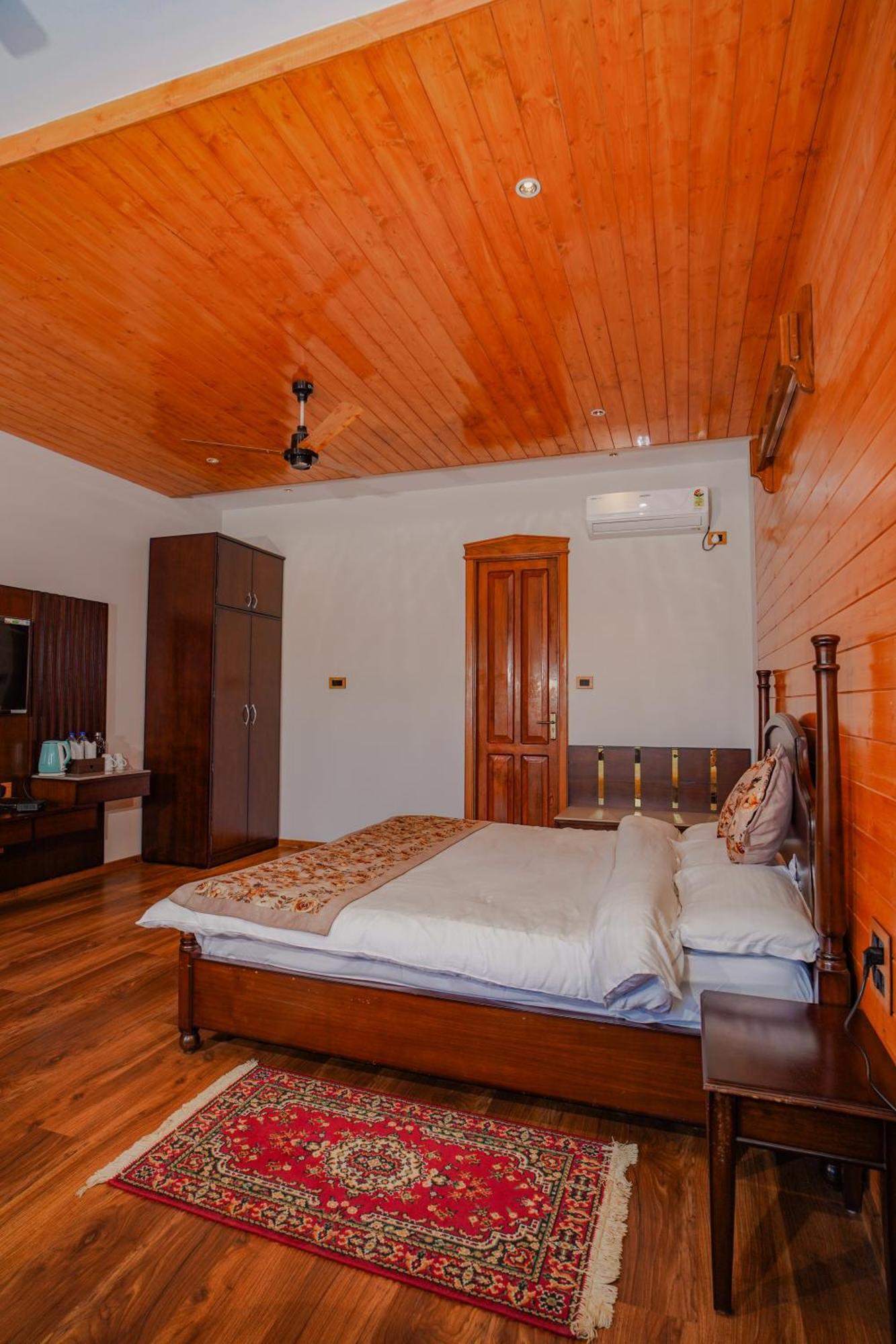 Neelesh Inn- A Luxury Lake View Hotel- 20 Kms From Nainital Bhīm Tāl Extérieur photo